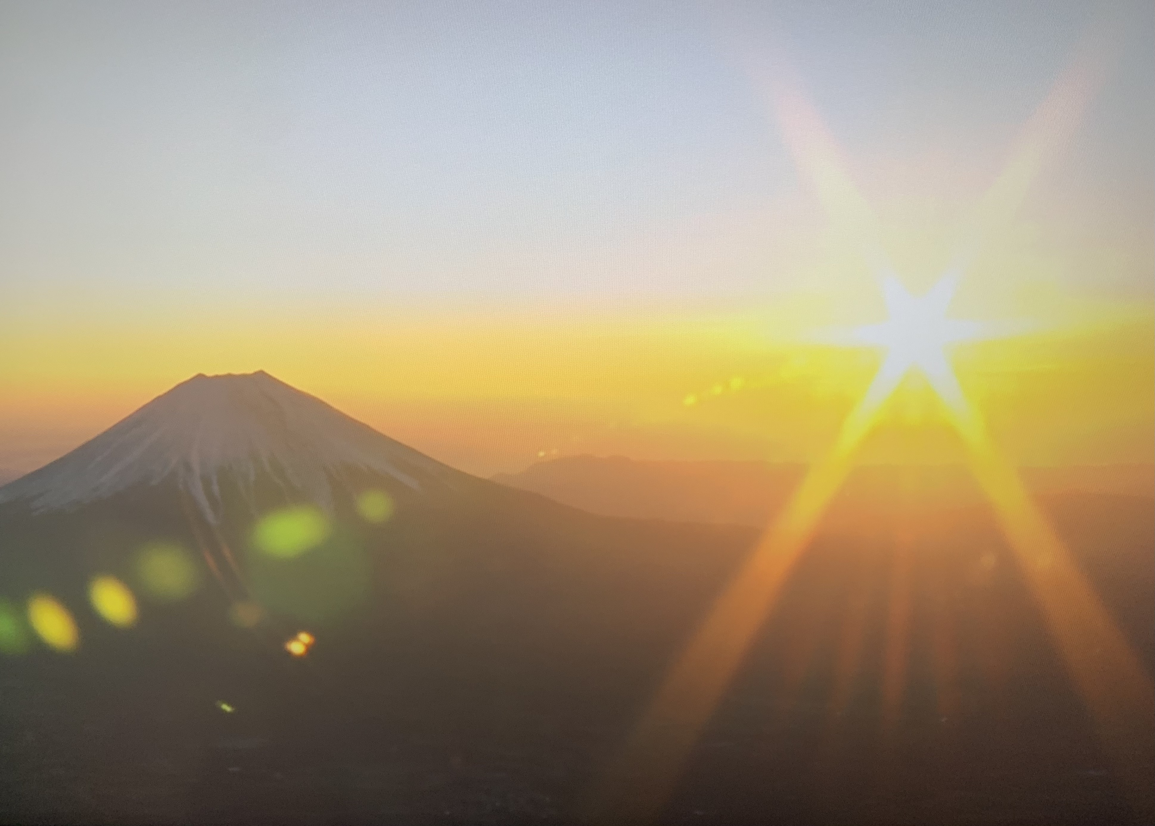 初日の出と富士山　テレビから